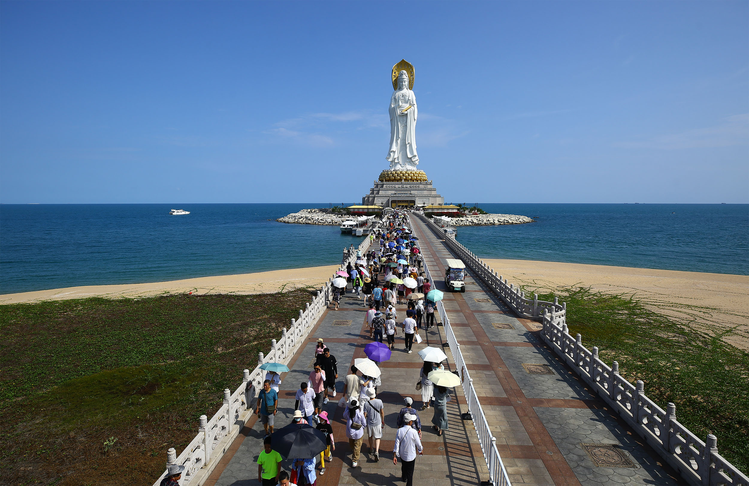 4月30日，游客在三亚南山文化旅游区游览。陈文武摄