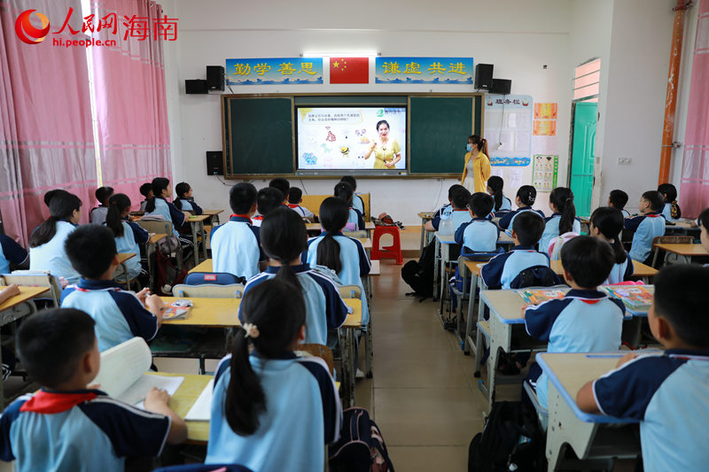 在臨高縣新盈中心學校，老師正在使用“智慧雙減課堂”線上系統教學。 人民網記者 孟凡盛攝