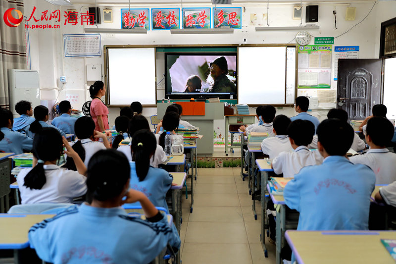在臨高縣第二中學，老師正在使用“智慧雙減課堂”線上系統教學。 人民網記者 孟凡盛攝