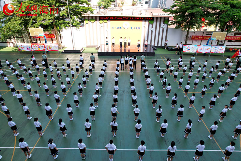 海口市第二十五小學海府校區的入隊儀式。 人民網記者 孟凡盛攝