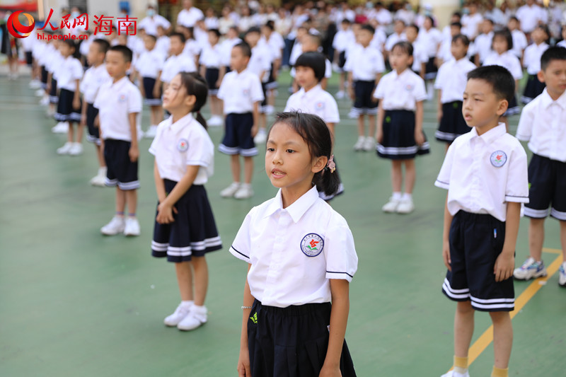 新隊員們高唱《中國少年先鋒隊隊歌》。 人民網記者 孟凡盛攝