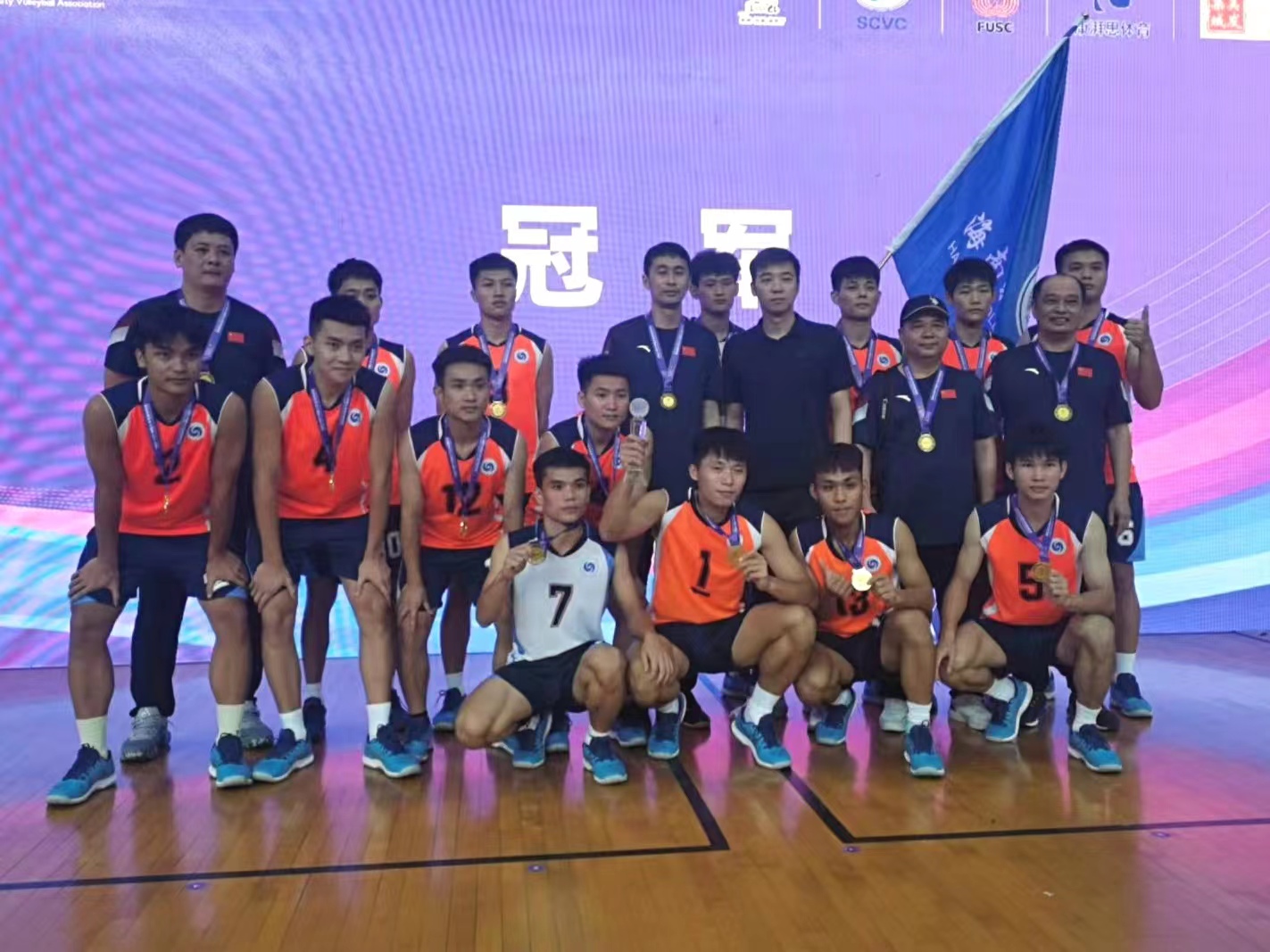 海南软件职业技术学院男子排球队挂上冠军奖牌。