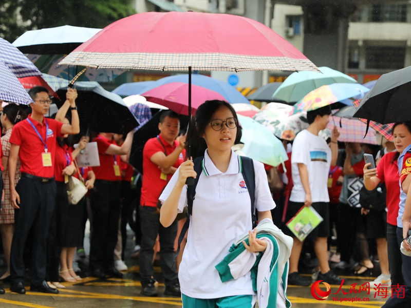 6月7日，海南华侨中学（高中部）考点，学子奔赴考场。人民网记者 孟凡盛摄