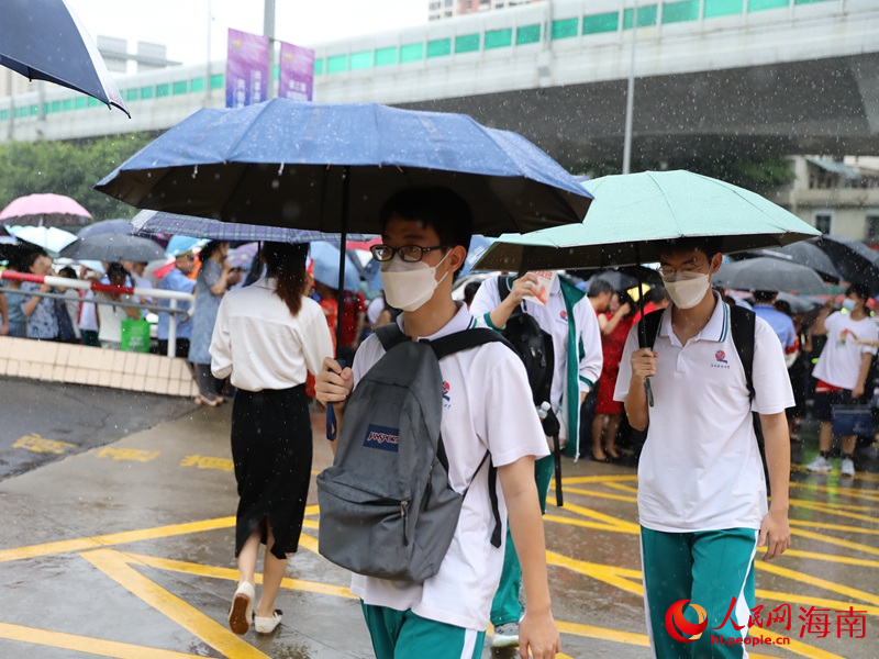 6月7日，海南华侨中学（高中部）考点，在家长的陪伴下，一个个学子奔赴考场。人民网记者 孟凡盛摄