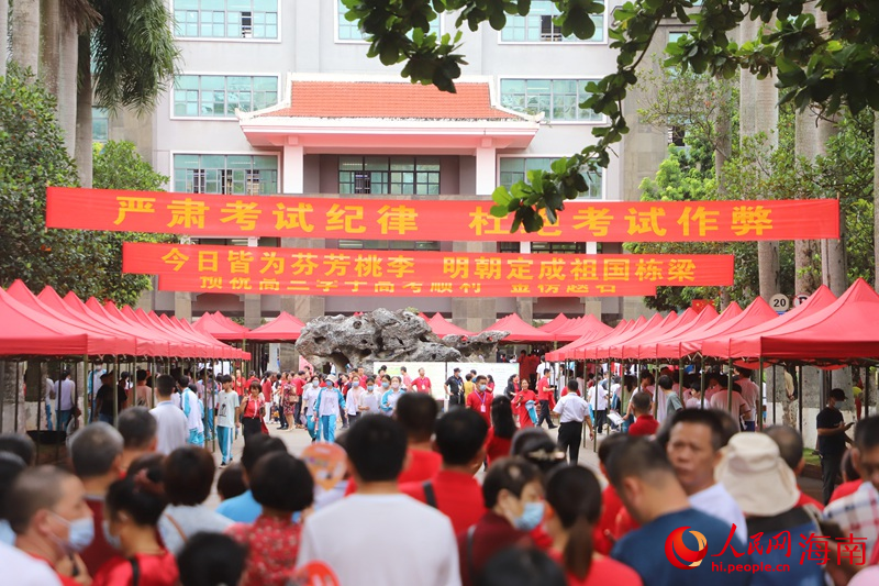6月7日，海南中学高中部考点，学子们奔赴考场。人民网 牛良玉摄