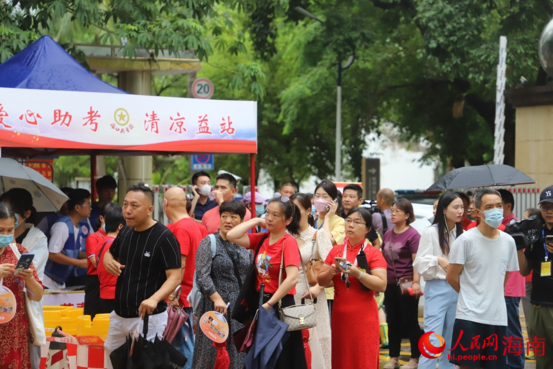 6月7日，海南中學高中部考點，家長在大門外等候。人民網 牛良玉攝