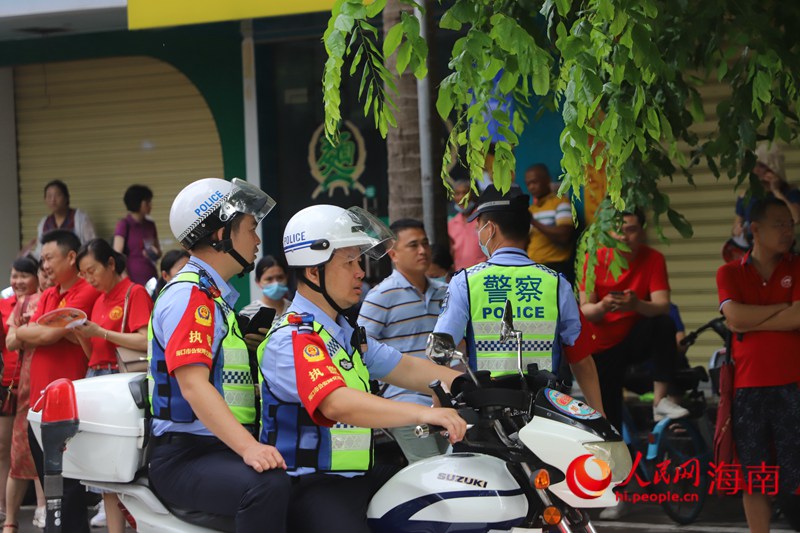 考场外执勤的交警。人民网记者 樊欢迪摄