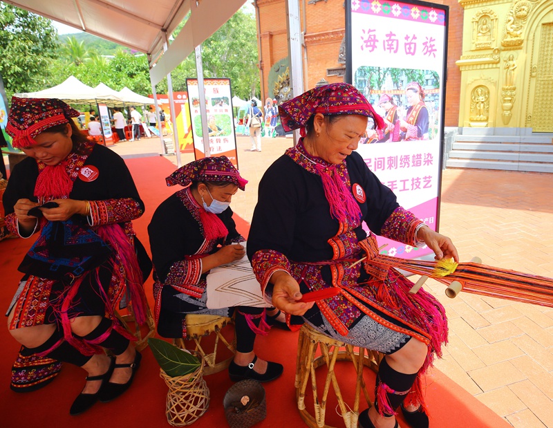 资料图：三亚南山非遗节上展示的非遗“海南苗族民间刺绣”。