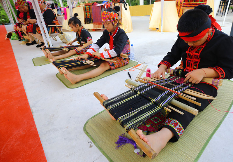 6月10日，三亚南山非遗节现场上展示的黎族织锦。陈文武摄