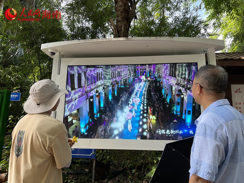 市民在觀看龍華區文明城市創建智慧宣傳屏。人民網記者 李學山攝