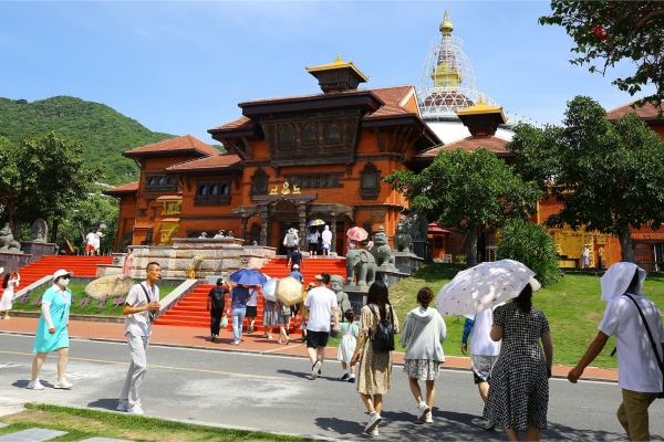 6月10日至6月18日，三亚南山文化旅游区举办第三届三亚南山非遗节期间累计接待游客超过8万人次