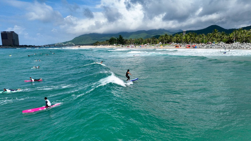 日月湾作为冲浪胜地吸引许多冲浪爱好者慕名而来。蔡晶摄
