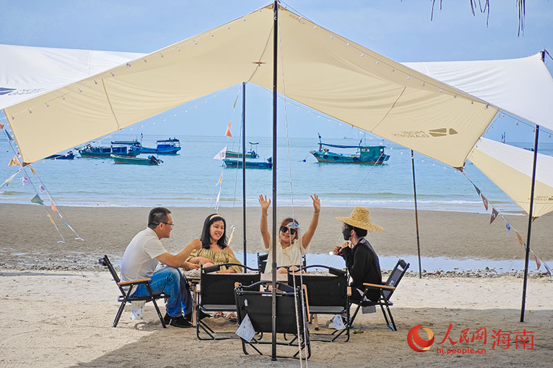 游客在沙灘上的營地，享受愜意時光。人民網 牛良玉攝