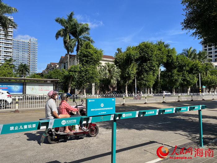 海口市南沙路上的电动自行车共享充电桩。人民网记者 李学山摄