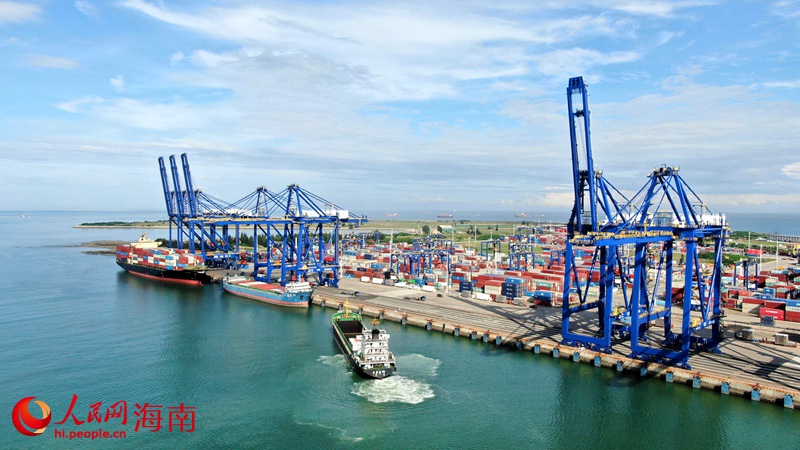 大型运输船在洋浦国际集装箱码头装载货物。人民网记者 符武平摄