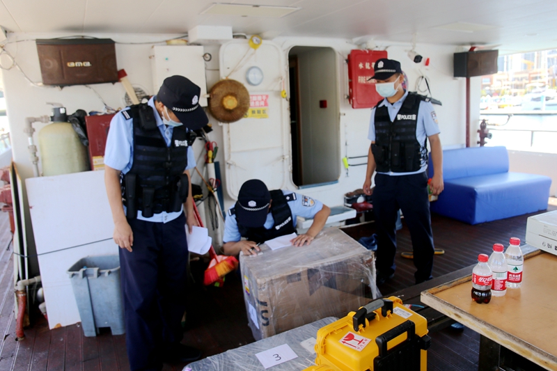 对涉案船舶进行查扣。海南省公安厅海岸警察总队供图