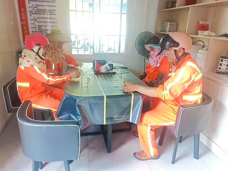 环卫工人在驿站内休憩聊天。三亚市吉阳区环卫所供图