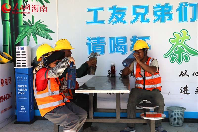 工人在海南中心项目工友休息区喝水纳凉。人民网记者 孟凡盛摄