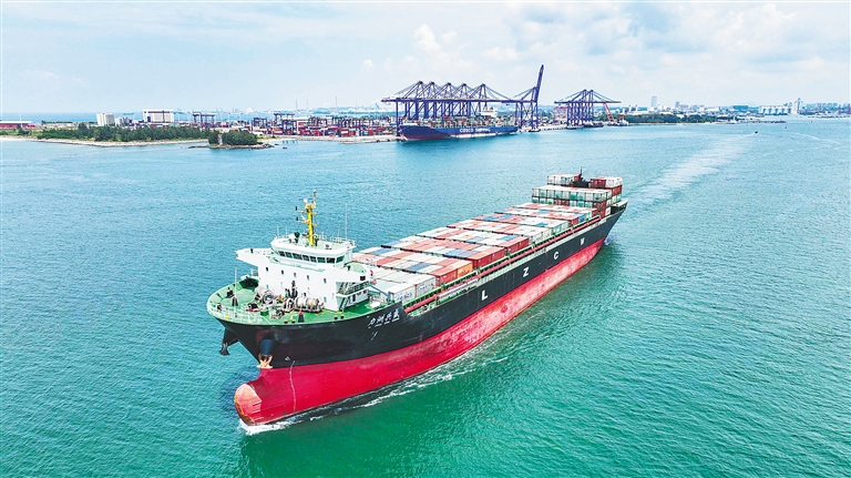 在洋浦经济开发区国际集装箱码头，港口作业繁忙。