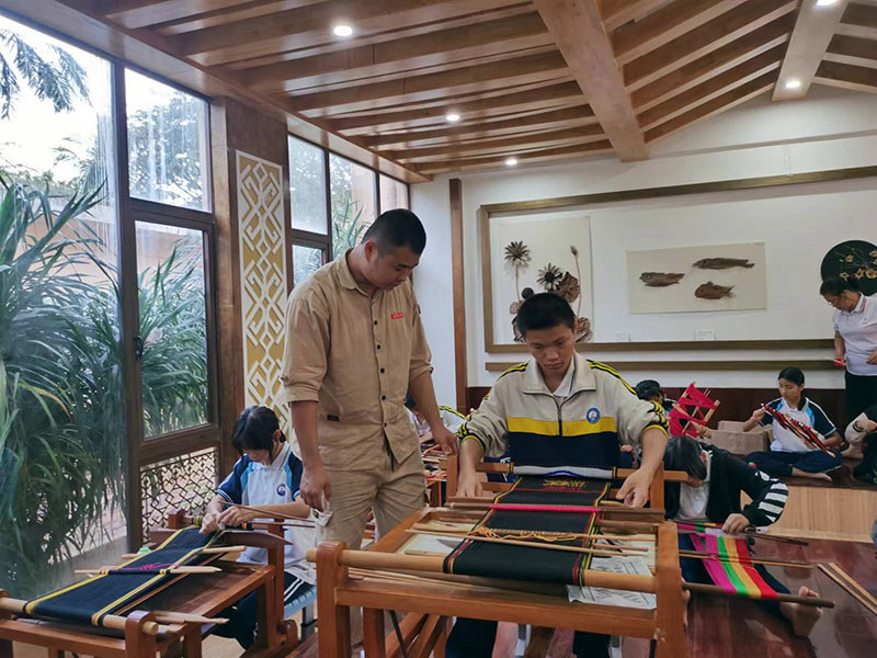 学生正在学习黎锦技艺。受访者供图