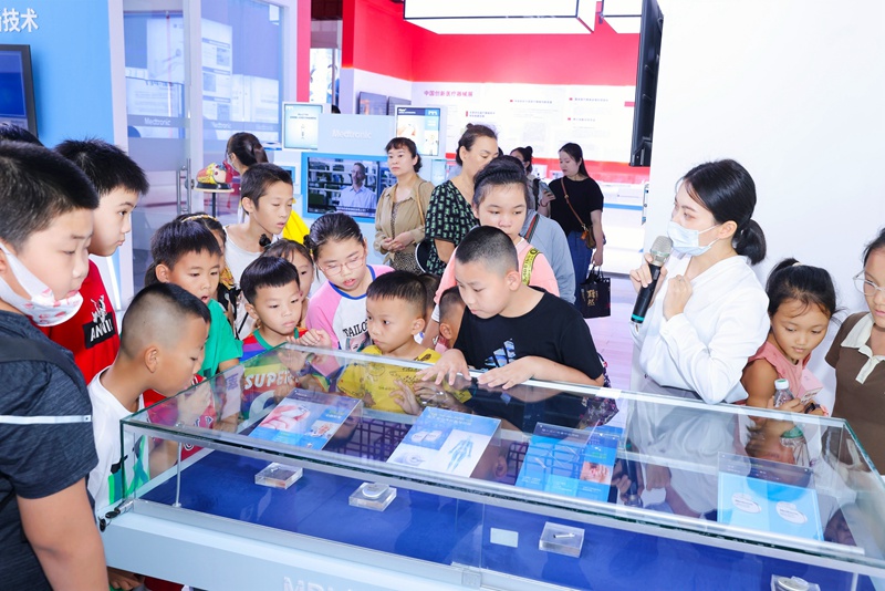 孩子們參觀樂城“永不落幕”國際創新藥械展。主辦方供圖