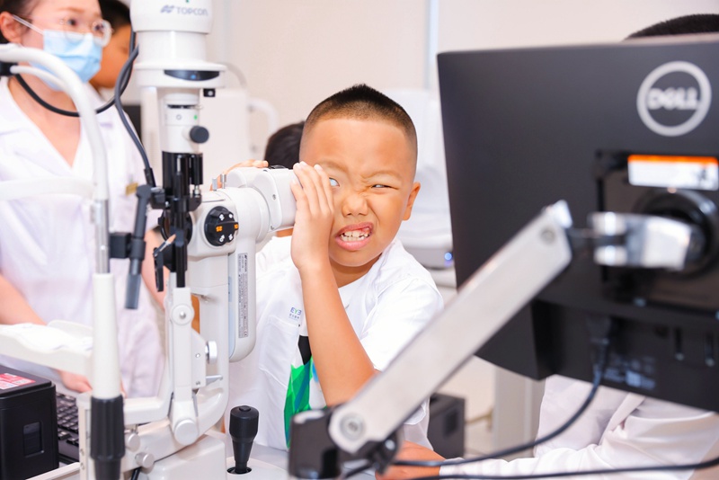 孩子們體驗眼科儀器。主辦方供圖