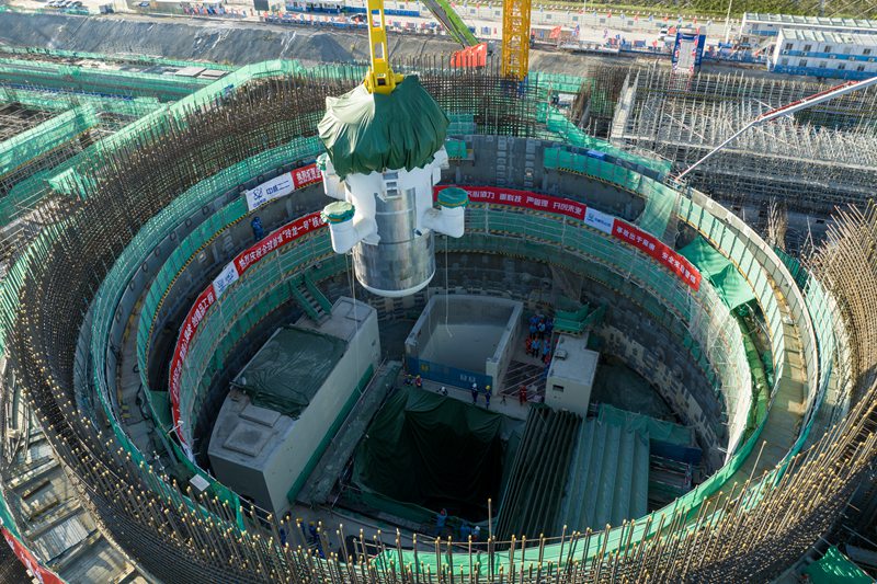“玲龙一号”核心模块在海南昌江吊装成功。海南核电供图