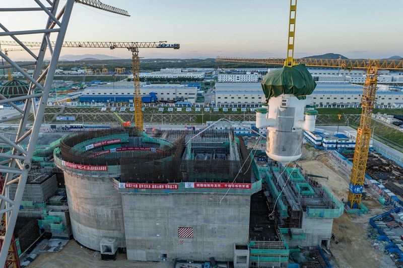 “玲龙一号”核心模块在海南昌江吊装现场。海南核电供图