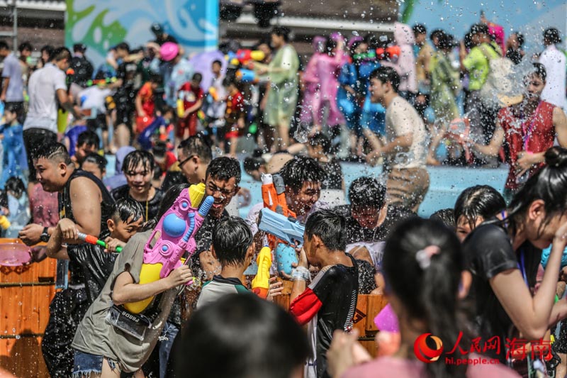 市民游客在七仙广场，欢乐开泼。人民网 牛良玉摄