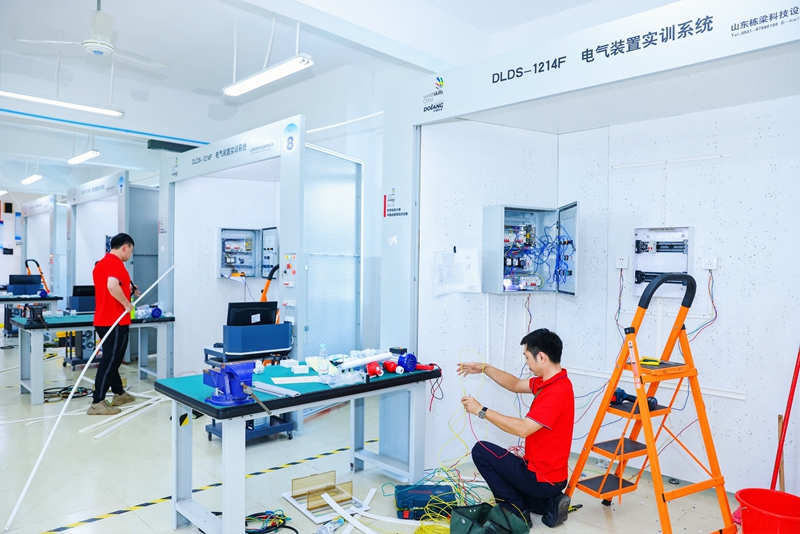 参赛选手在比赛中。海南省物业管理协会供图