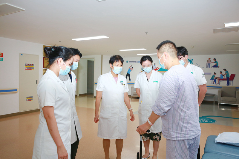 吴小丽教授（中）查看患者康复情况