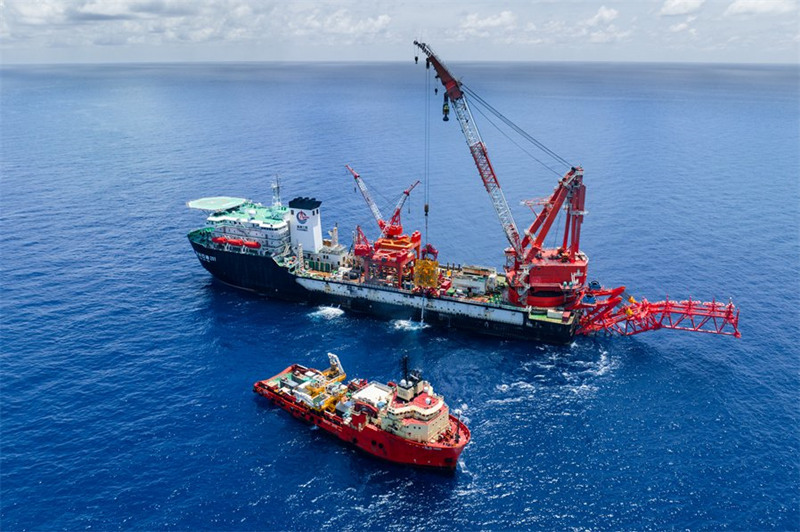 “海洋石油201”船正在进行PLET安装。宋艳磊摄