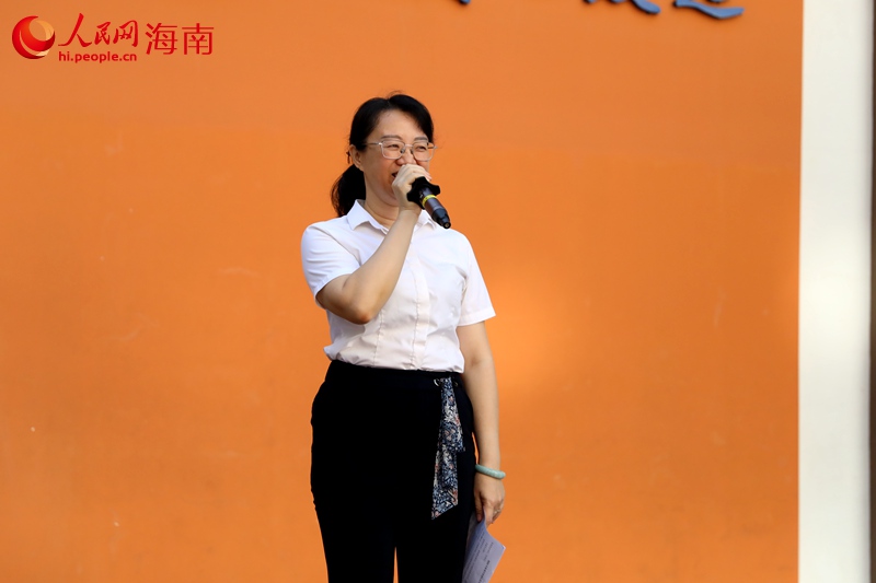 海口市第二十五小学副校长朱巧致辞。 人民网记者 孟凡盛摄