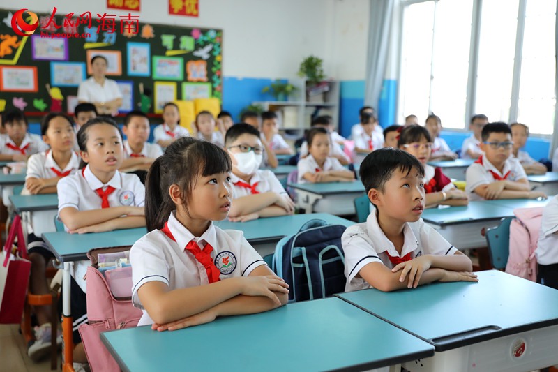学生们认真听讲。 人民网记者 孟凡盛摄