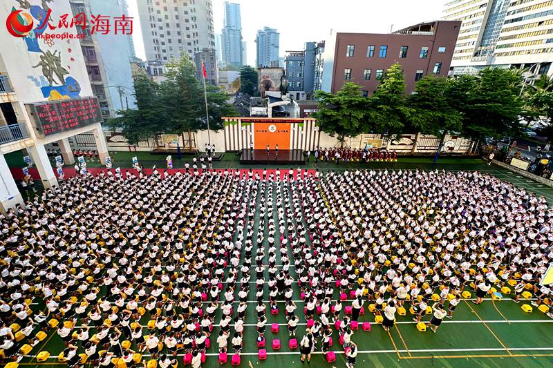 学校举行升旗仪式。 人民网记者 孟凡盛摄