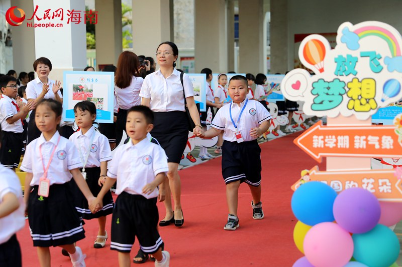 一年级新同学走进开学典礼现场。 人民网记者 孟凡盛摄