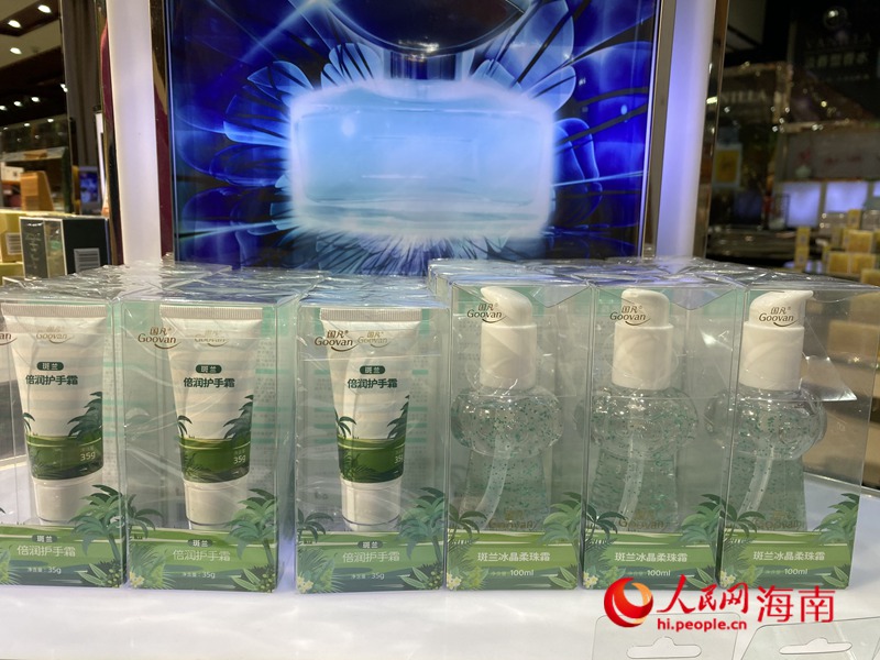 5-中国热科院香饮所科技产品展销厅内展示的斑兰相关日化用品。人民网记者 樊欢迪摄