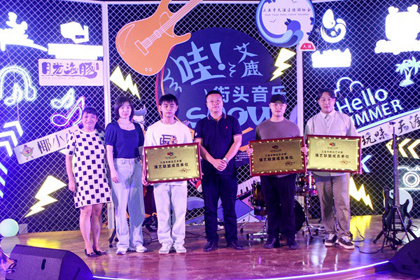 天涯区街舞协会、吉阳区街舞协会、南邦乐团等机构成为三亚市群众艺术馆演艺联盟首批成员单位。