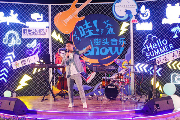 三亚本土知名歌手赵小熙在三亚市群众艺术馆演艺联盟首场文艺志愿演出演唱了多首经典流行歌曲。