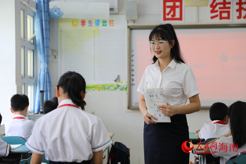 海口市第二十五小學少先隊大隊輔導員、四年級數學老師黃雨媚在課堂上請同學回答問題。 人民網記者 孟凡盛攝