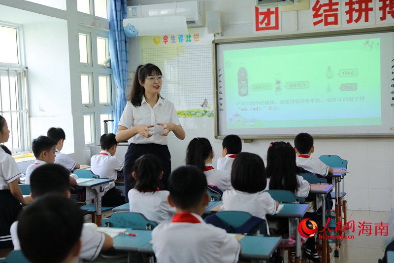 海口市第二十五小学少先队大队辅导员、四年级数学老师黄雨媚在上课。 人民网记者 孟凡盛摄