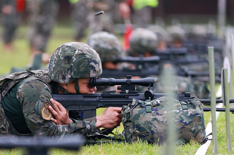 参赛队员进行狙击步枪精度射击。武警海南总队供图