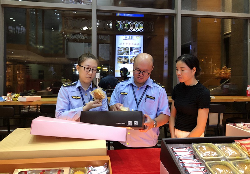 市場監督管理局工作人員正在銷售店內檢查月餅包裝情況。海南省市場監督管理局供圖
