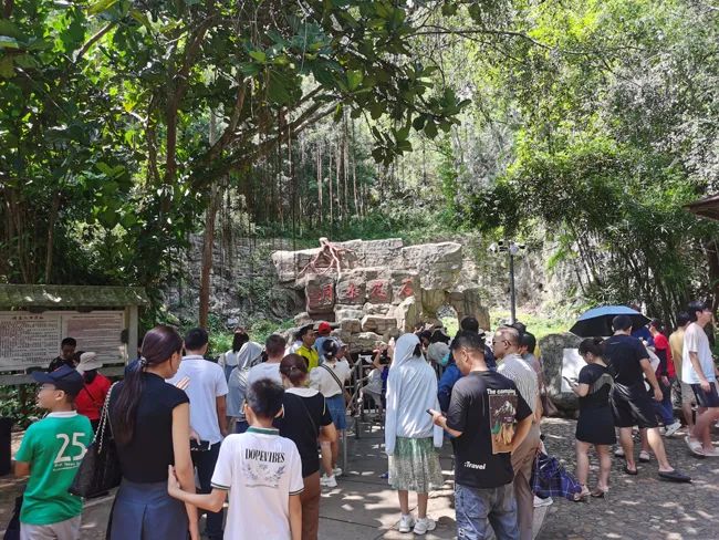 游客在石花水洞景区游玩。符武月 王敏权 摄