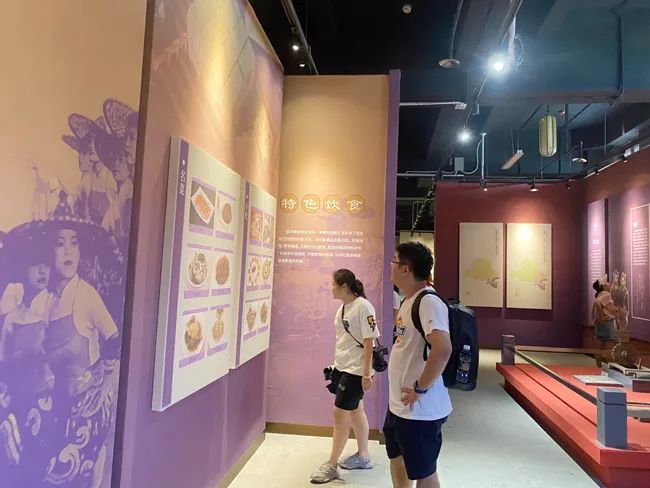 市民游客在儋阳楼参观儋州历史文明展。羊文彪 牛伟 摄