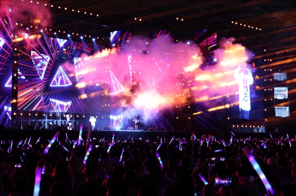 10月3日晚，《回忆经典 唱响三亚》群星璀璨演唱会在三亚市体育中心白鹭体育场开唱。