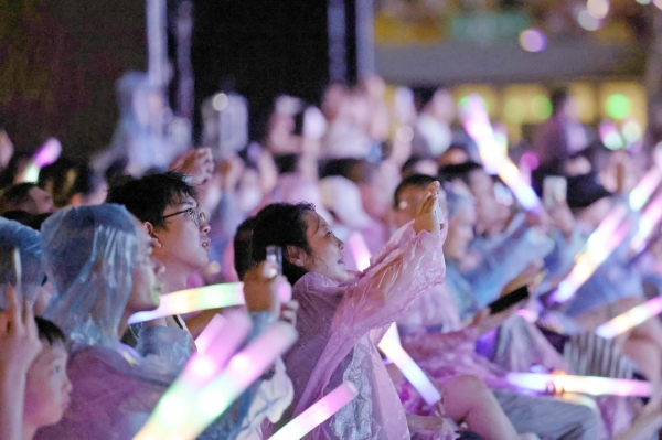 10月3日晚，《回忆经典 唱响三亚》群星璀璨演唱会在三亚市体育中心白鹭体育场开唱。