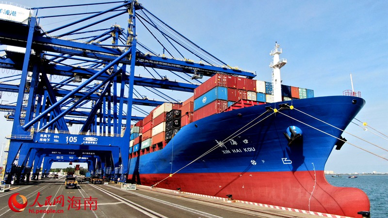 在洋浦国际集装箱码头，货轮正在进行装卸作业。人民网记者 符武平摄