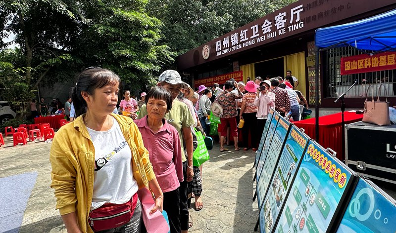 村民在家门口学习农技知识。海口市科学技术协会供图