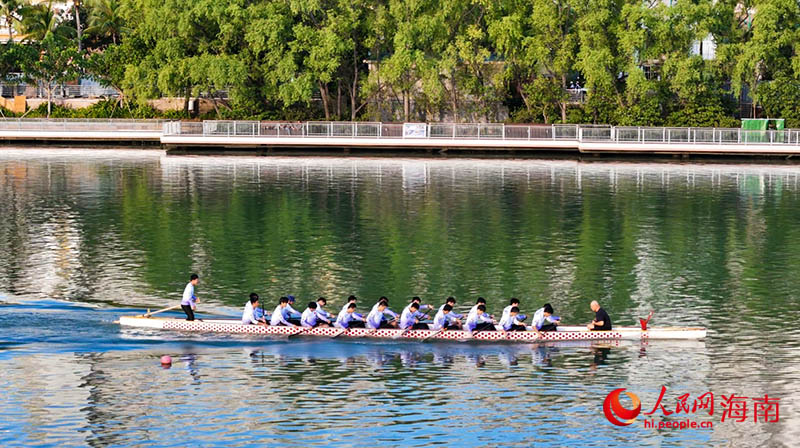 运动员们正在三亚河上训练。人民网记者 牛良玉摄.jpg